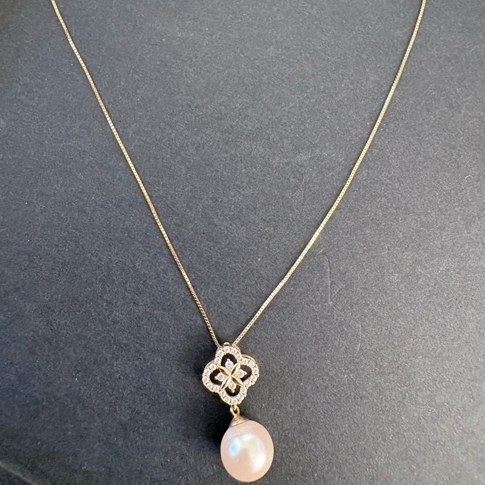 10kt gold Pearl necklace set! Perfect gift